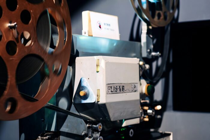 Proyector de cine antiguo con una bobina grande de película